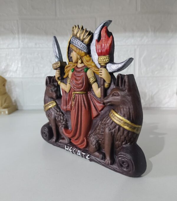 Escultura en relieve de la diosa Hécate, modelo 3D - Image 3