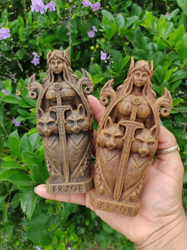 Estatua de Freya en estilo totémico - Image 7