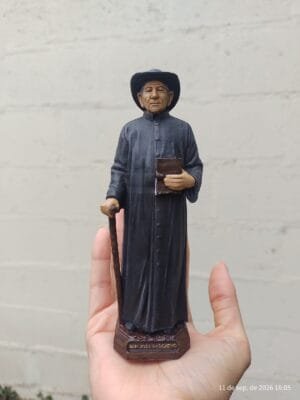 Estatua Santo Cura Brochero impresa en 3D pintada a mano sostenida en la palma de la mano