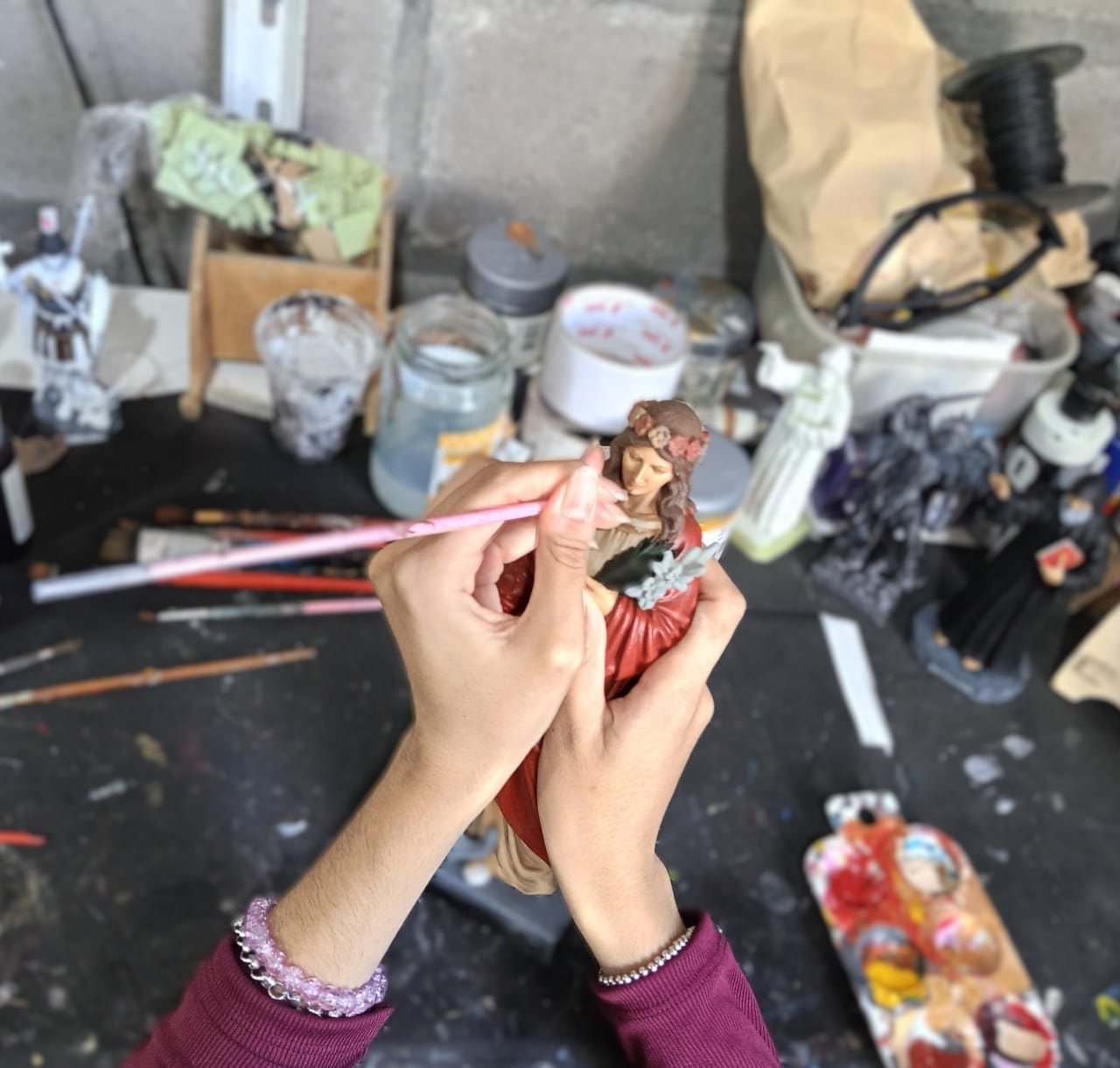 Prueba real de impresión: pintura artesanal de Santa Filomena en taller